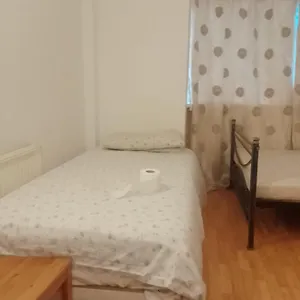 Private In 3 Bedroom Flat!! Hostel